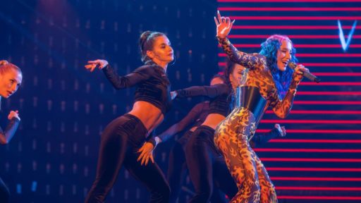 Миа Бойко и сама выглядела всегда странно. Чего стоили синие волосы