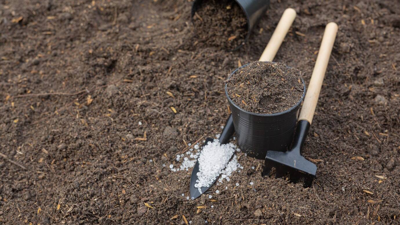 close-up-picture-garden-equipment-put-soil_1150-28383