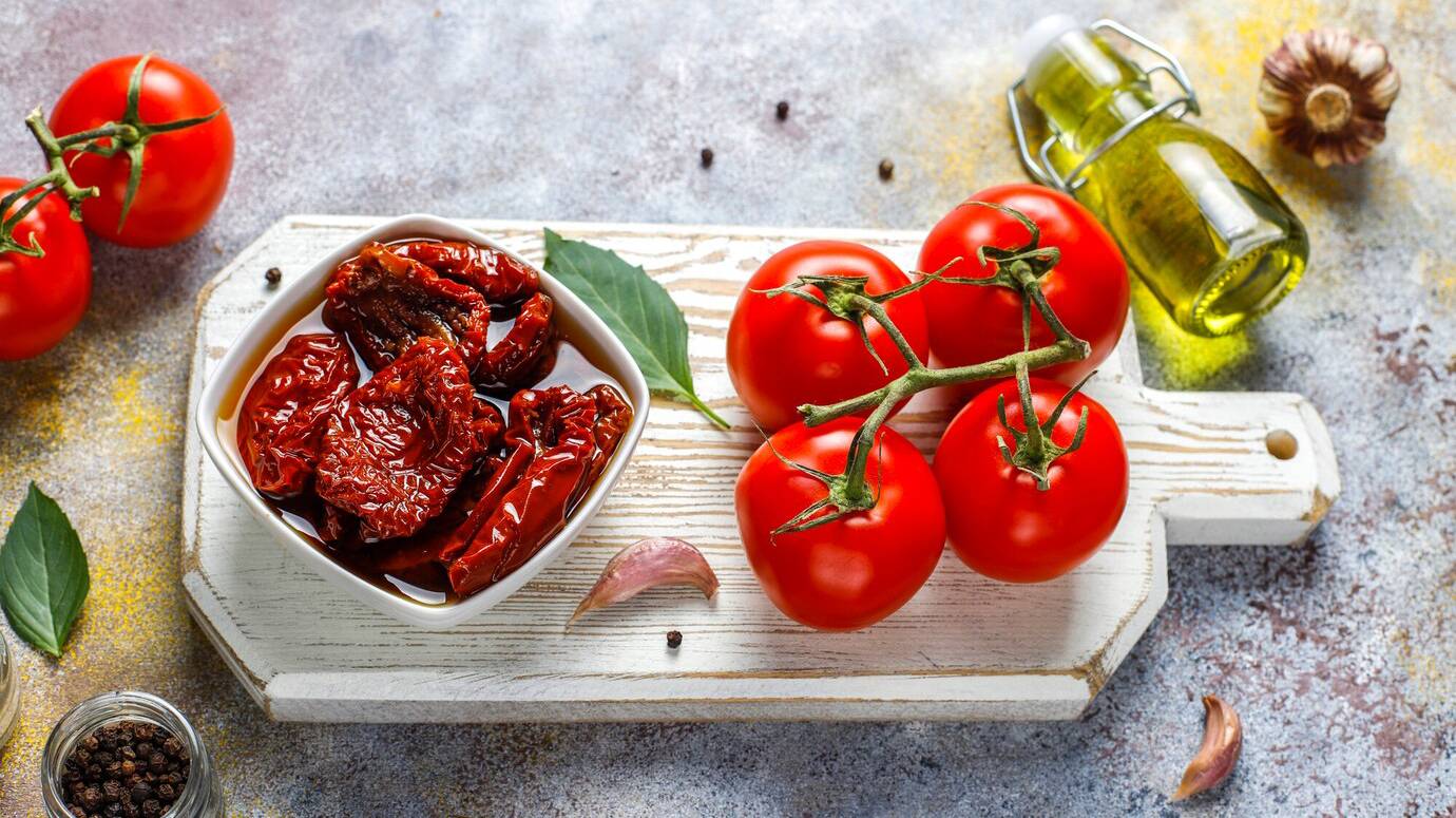 dry-tomatoes-with-olive-oil_114579-11365 dry-tomatoes-with-olive-oil_114579-11365