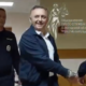 Евгения Шулепова ведут в зал.