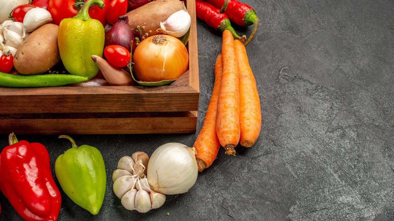 front-view-fresh-vegetables-with-pepper-garlic-dark-table-ripe-salad-color-health_140725-124767 front-view-fresh-vegetables-with-pepper-garlic-dark-table-ripe-salad-color-health_140725-124767