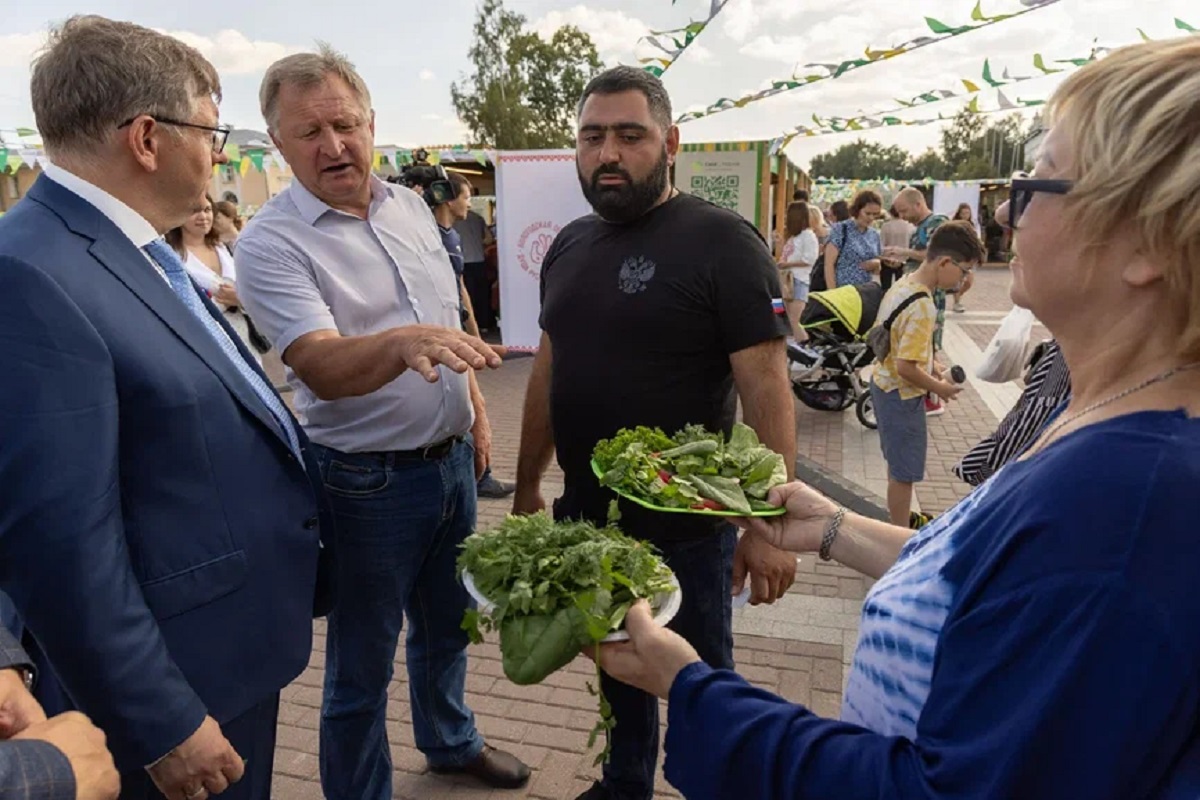 Начальник департамента сельского хозяйства Николай Виноградов (в центре)