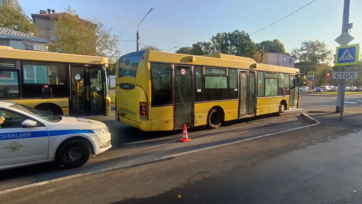 Женщина выпала из автобуса Женщина выпала из автобуса