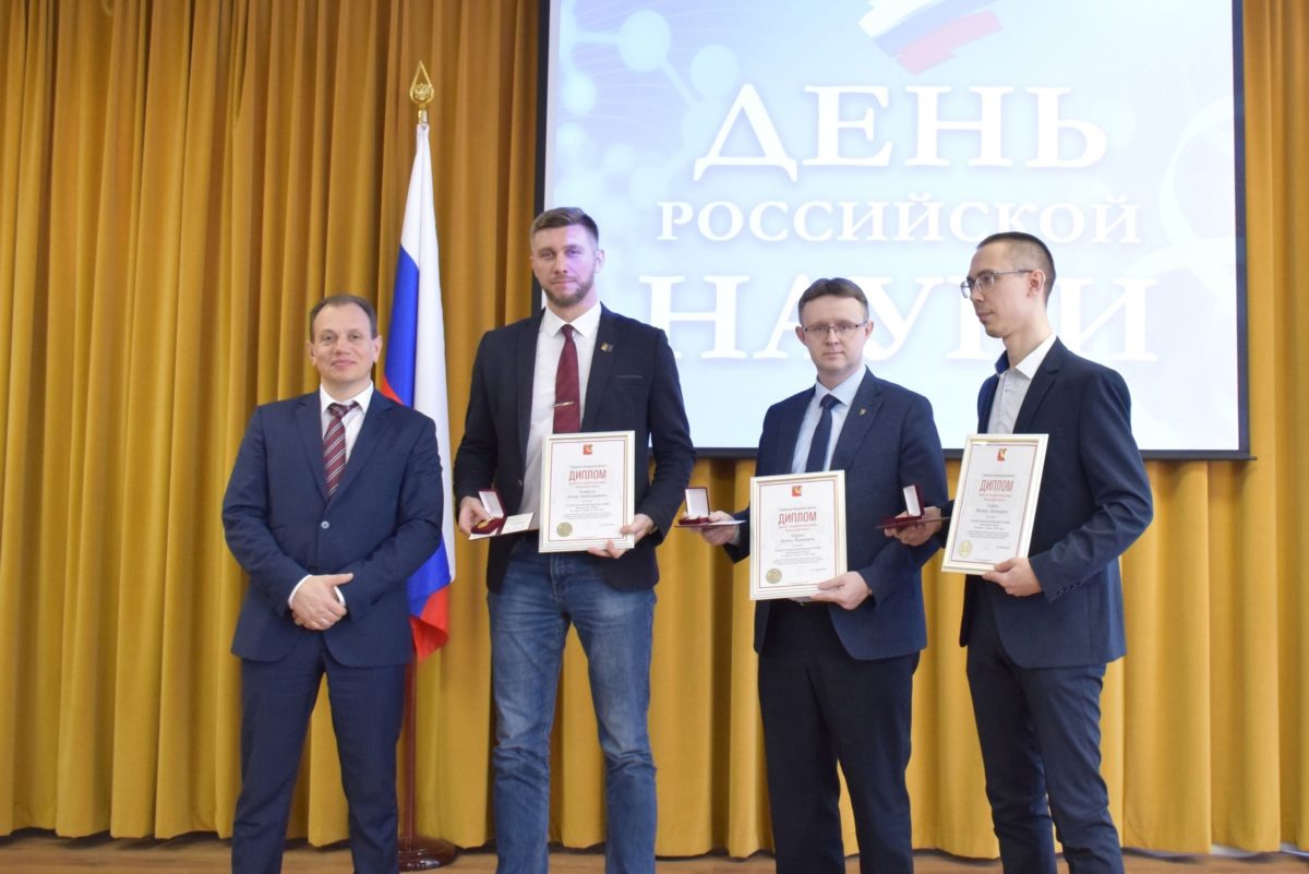 Работа Антона Синицына отмечена многочисленными наградами. На фото - государственная молодежная премия Вологодской области по науке и технике, 2019