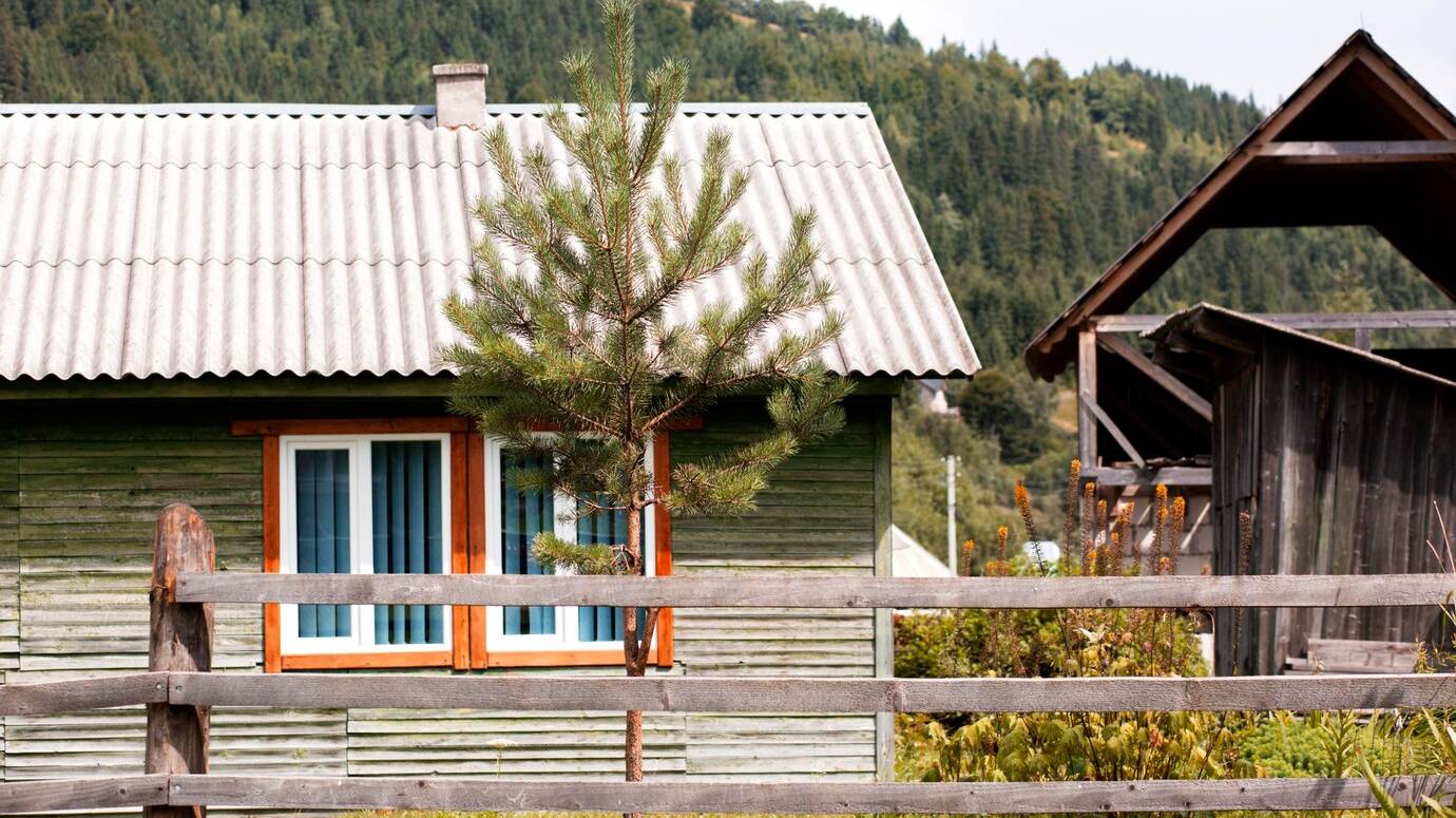 rural-house-surroundings-daylight_23-2149125441