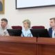Сергей Макаров (справа) на предпоследнем заседании Думы. Маргарита Гусева в центре