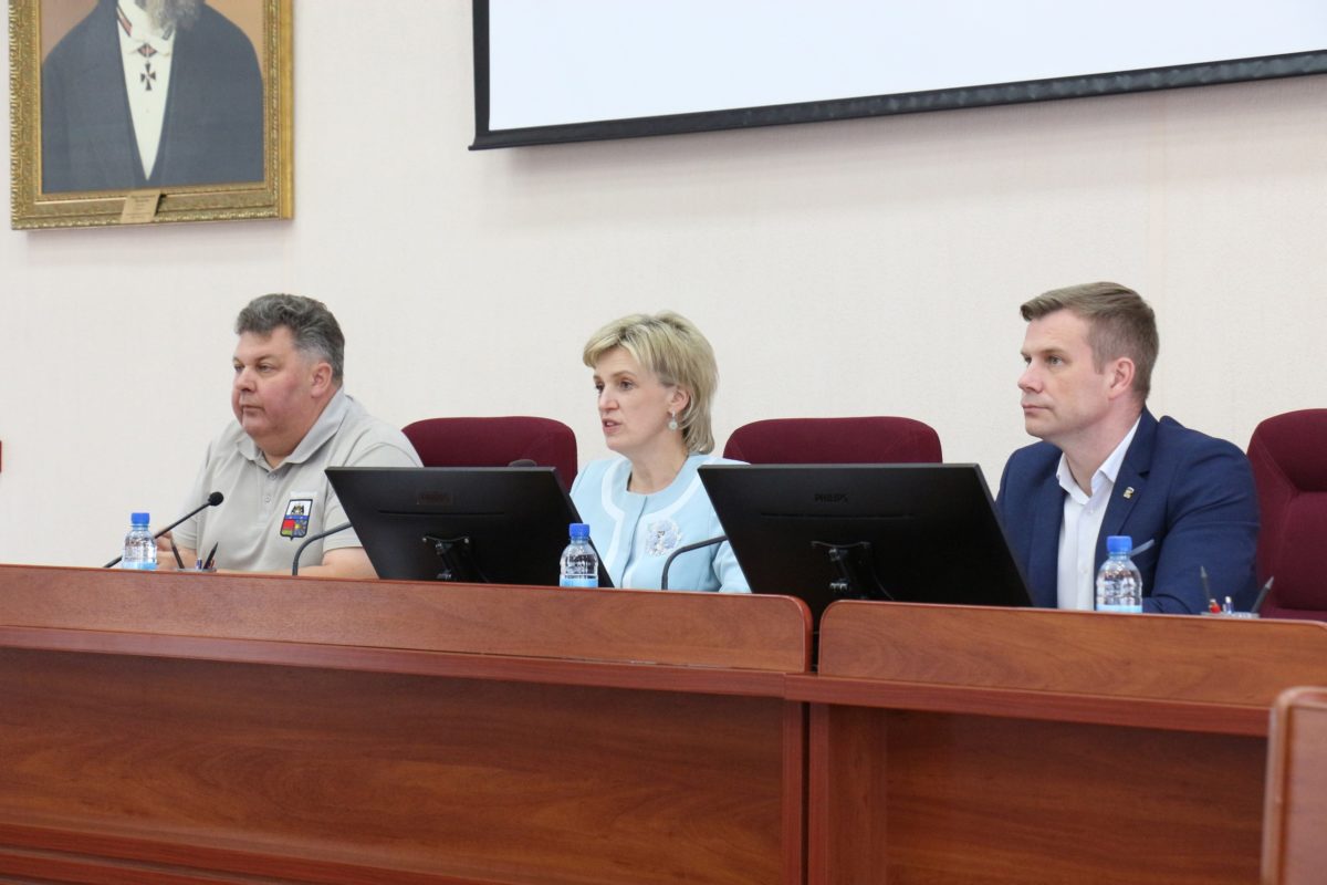 Сергей Макаров (справа) на предпоследнем заседании Думы. Маргарита Гусева в центре Сергей Макаров (справа) на предпоследнем заседании Думы. Маргарита Гусева в центре