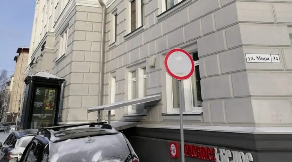 Красное и белое в здании областной картинной галереи Красное и белое в здании областной картинной галереи
