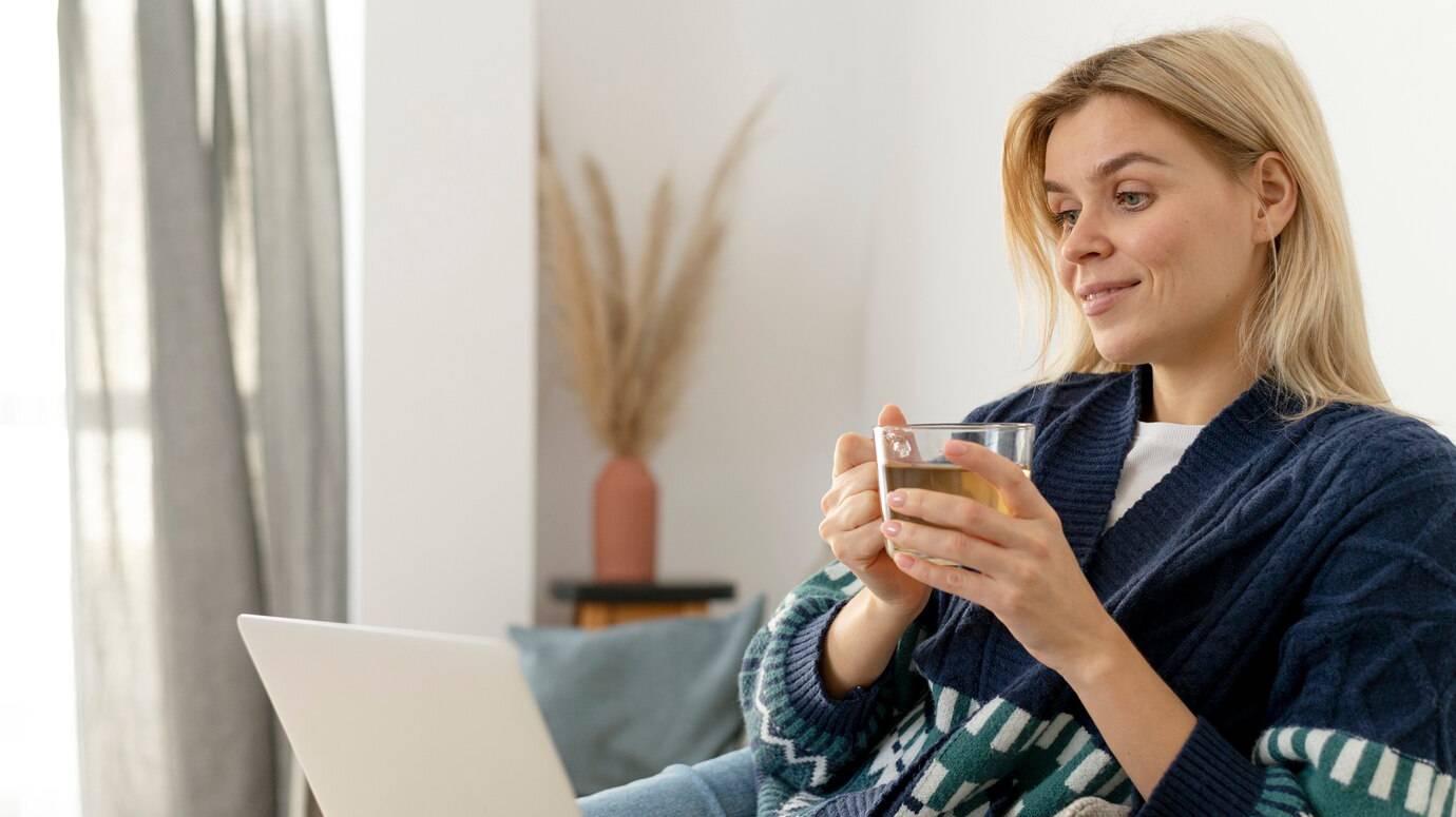 medium-shot-woman-with-laptop_23-2149249811