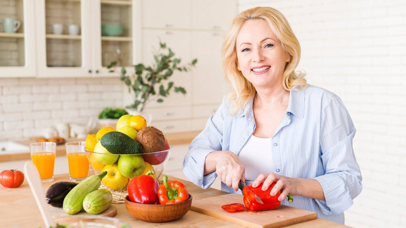 portrait-senior-woman-cutting-red-bell-pepper-with-knife-chopping-board-kitchen_23-2148128002 portrait-senior-woman-cutting-red-bell-pepper-with-knife-chopping-board-kitchen_23-2148128002