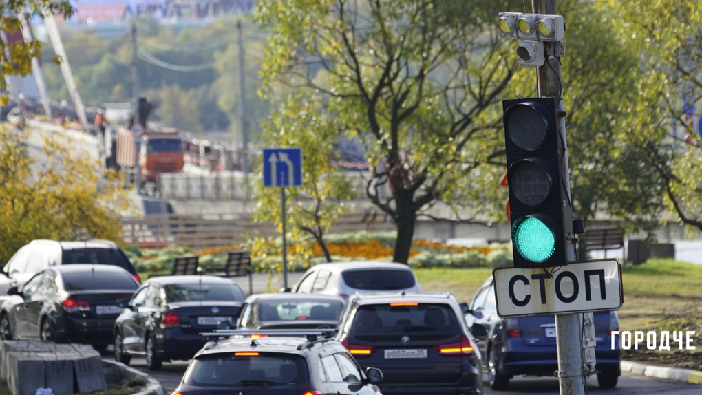 Поток машин на Октябрьский мост Поток машин на Октябрьский мост