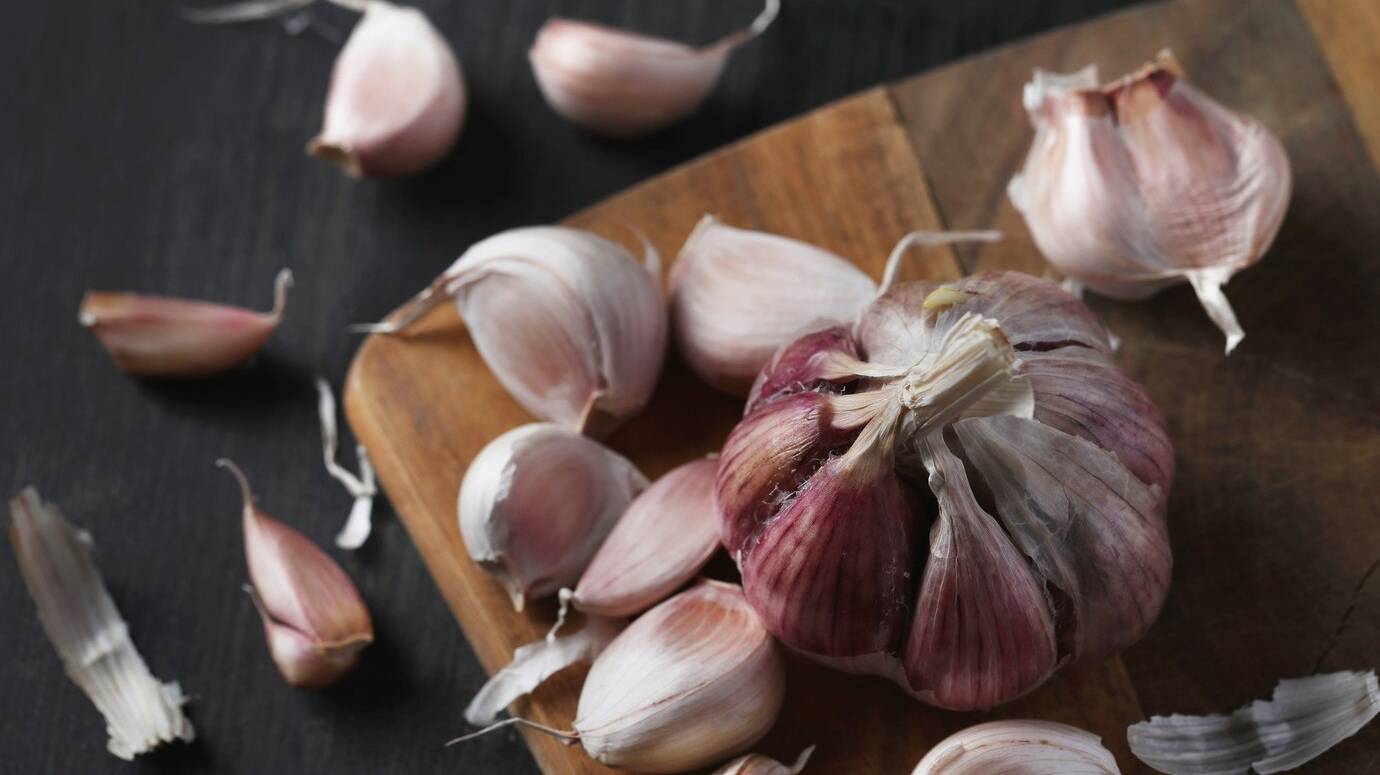 raw-garlic-cutting-board_144627-41711