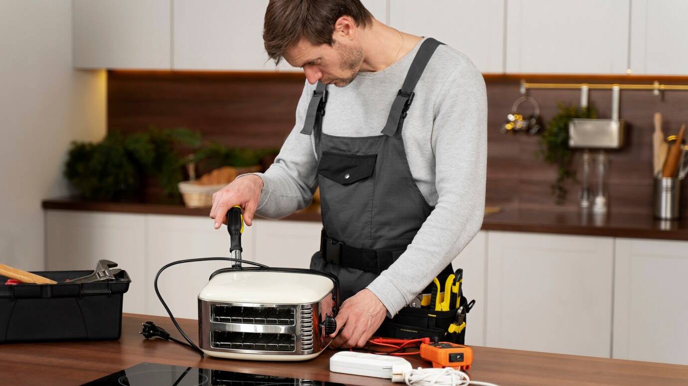 service-maintenance-worker-repairing_23-2149176697