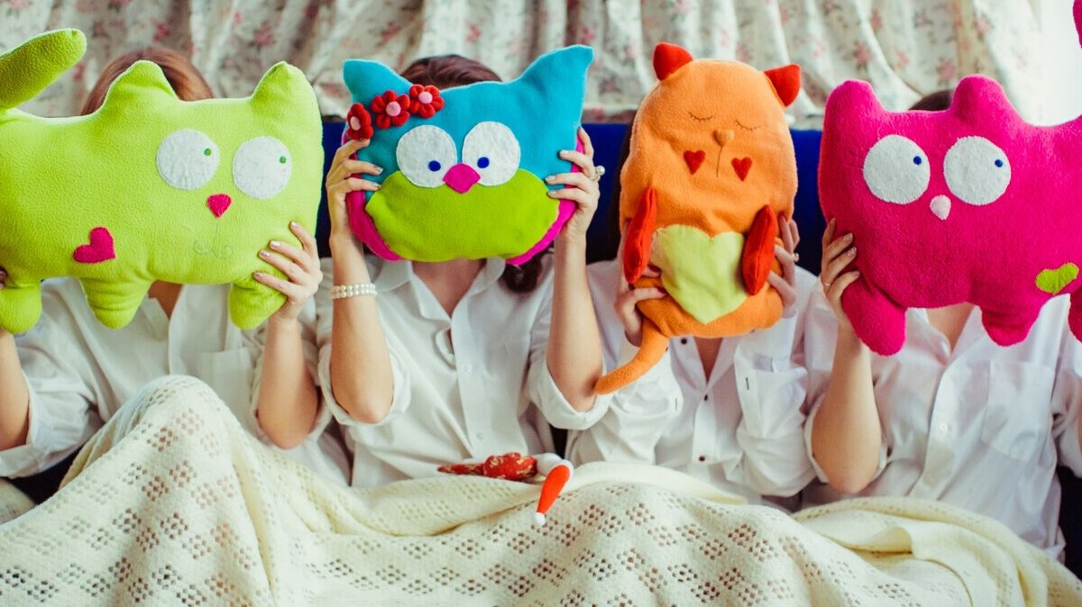 beautiful-women-holding-funny-cute-toys_1304-2705 beautiful-women-holding-funny-cute-toys_1304-2705