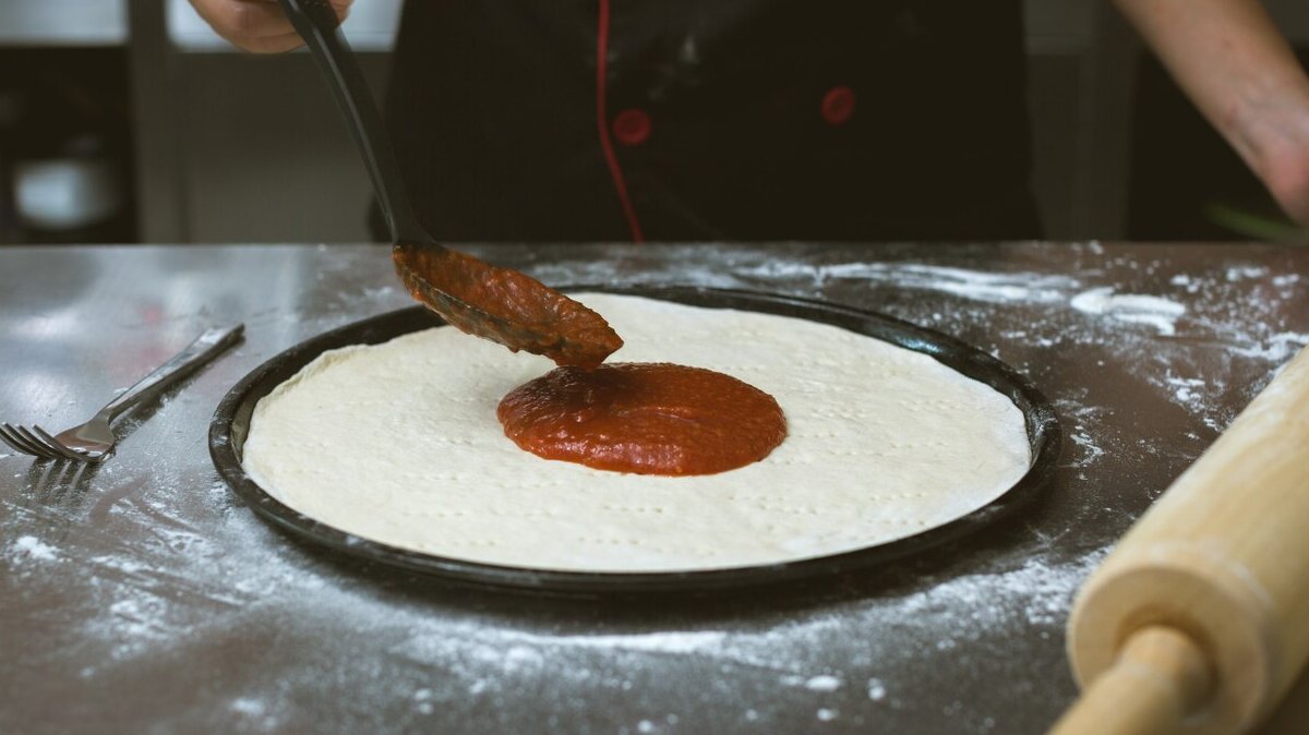chef-making-pizza-kitchen_1150-17791