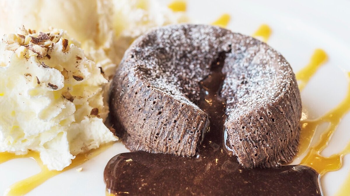 chocolate-lava-cake-white-plate_1150-6340