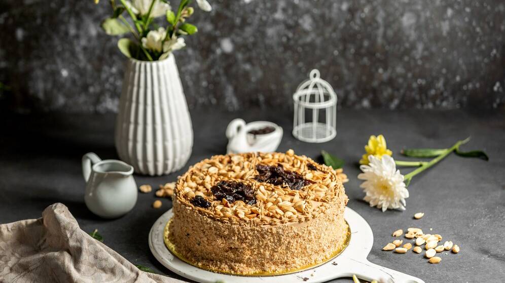 classic-cake-topped-with-peanuts-raisins_140725-5783 classic-cake-topped-with-peanuts-raisins_140725-5783