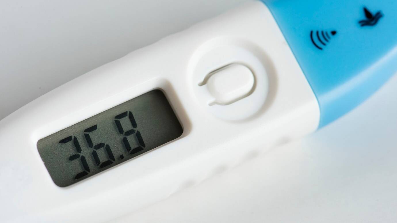 closeup-digital-thermometer_53876-32019
