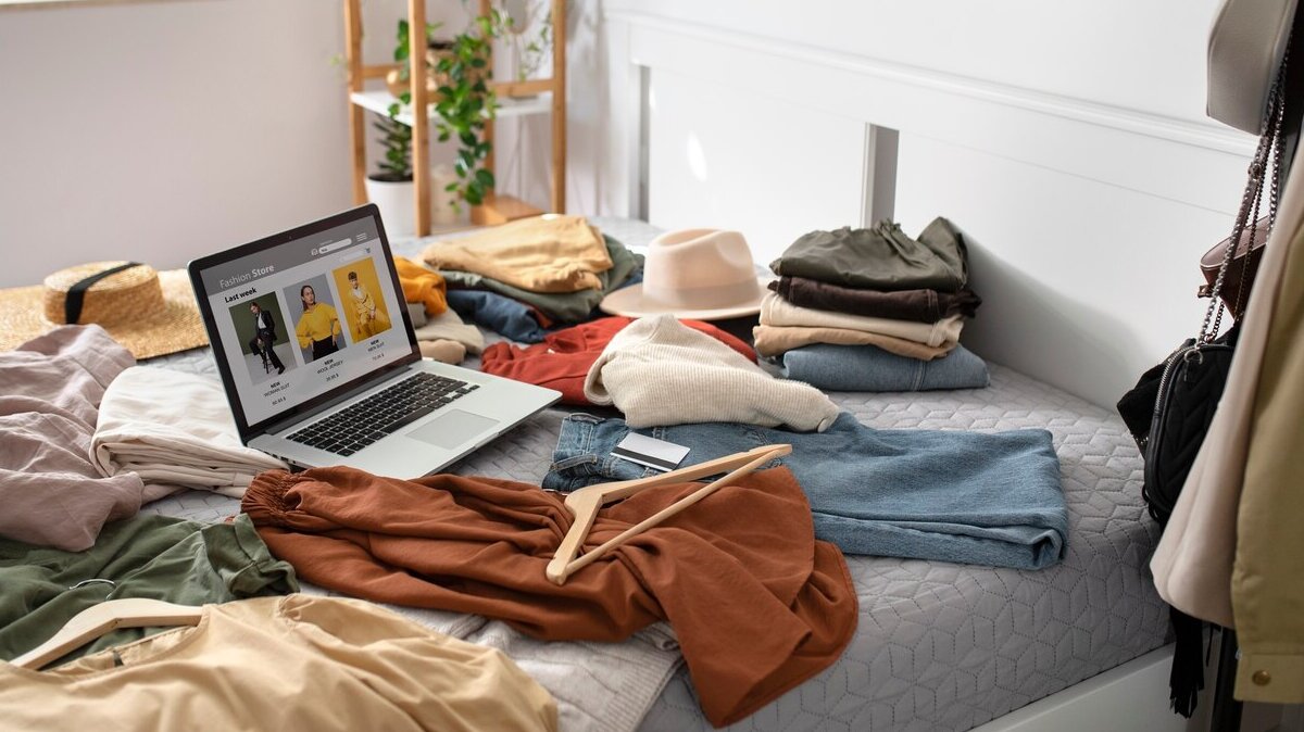 clothes-bed-fast-fashion-concept_23-2149726123