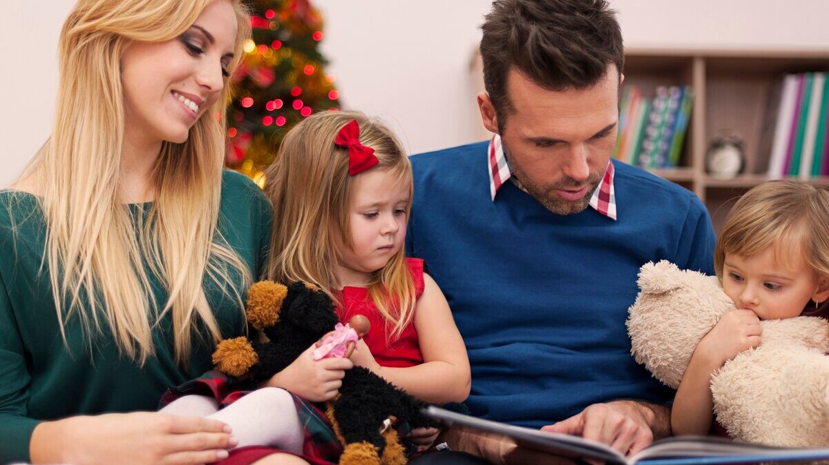 dad-reading-book-his-daughters-christmas_329181-873