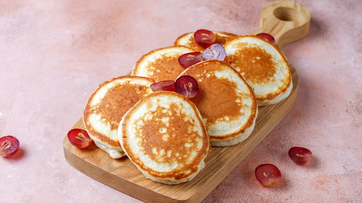 delicious-pancakes-with-red-grapes_114579-34967