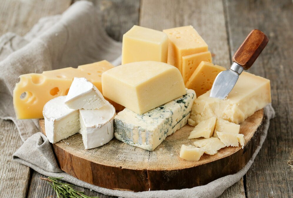 delicious-pieces-cheese_144627-43352