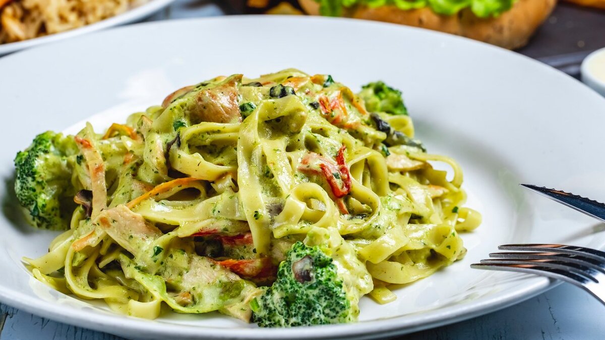 fettuccine-pasta-broccoli-chicken-creamy-sauce-spices-pepper-side-view_141793-3540