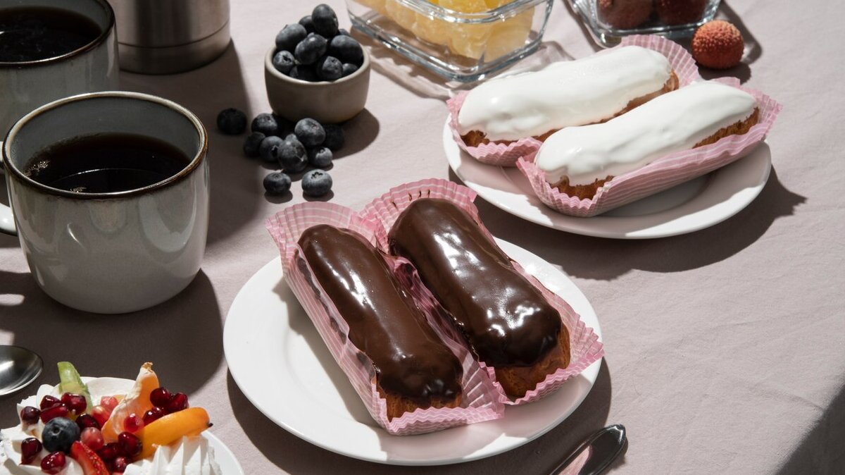 high-angle-delicious-dessert-drinks_23-2149267321