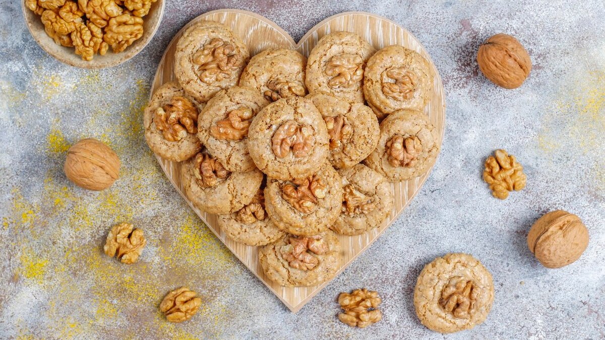 homemade-delicious-walnut-cookies_114579-38824