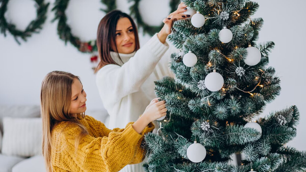 mother-with-daughter-decorating-christmas-tree_1303-25465 mother-with-daughter-decorating-christmas-tree_1303-25465