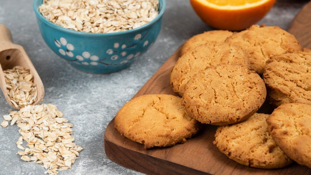 oatmeal-with-homemade-cookies-grey-table_114579-85948