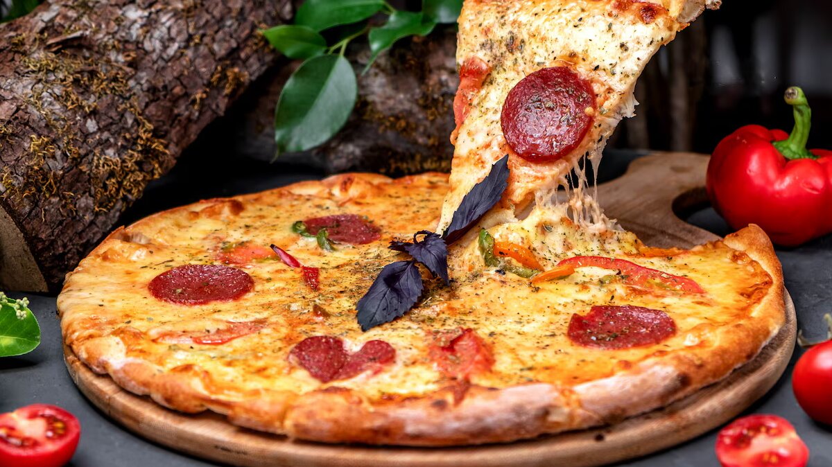 pizza-pepperoni-table_140725-5396