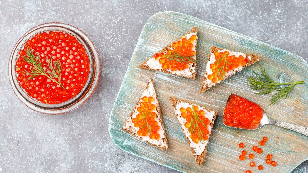 red-caviar-glass-bowl-spoon_114579-6663