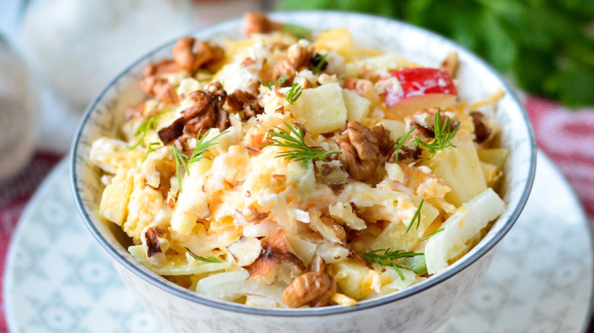 salat_s_kuricei_yablokami_i_orehami-636373