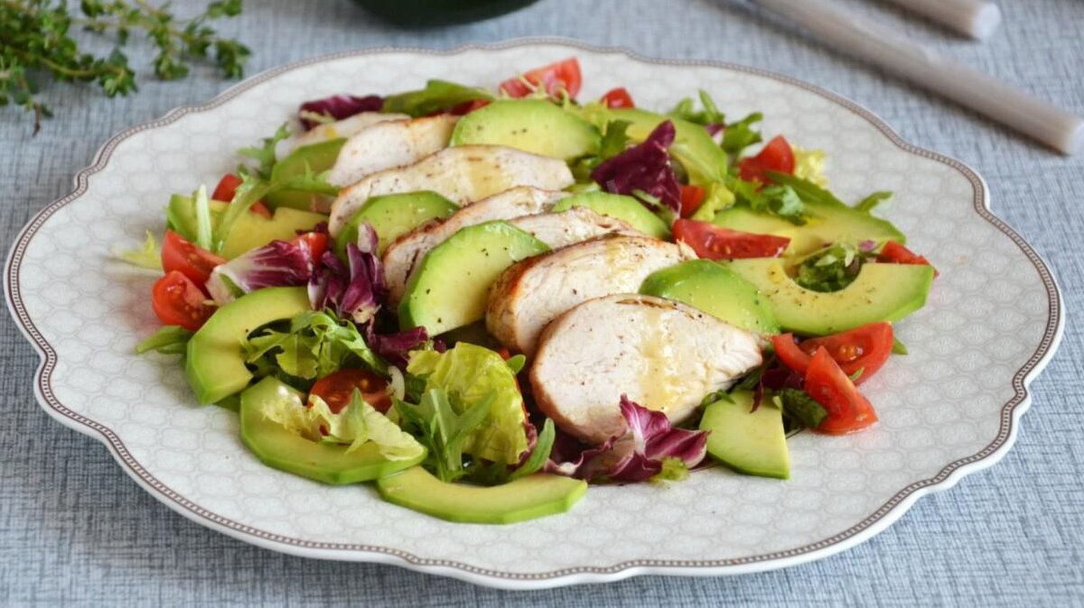 salat-s-zapechennoi-kuricei-avokado-pomidorami-i-zelenu_1556524489_12_max