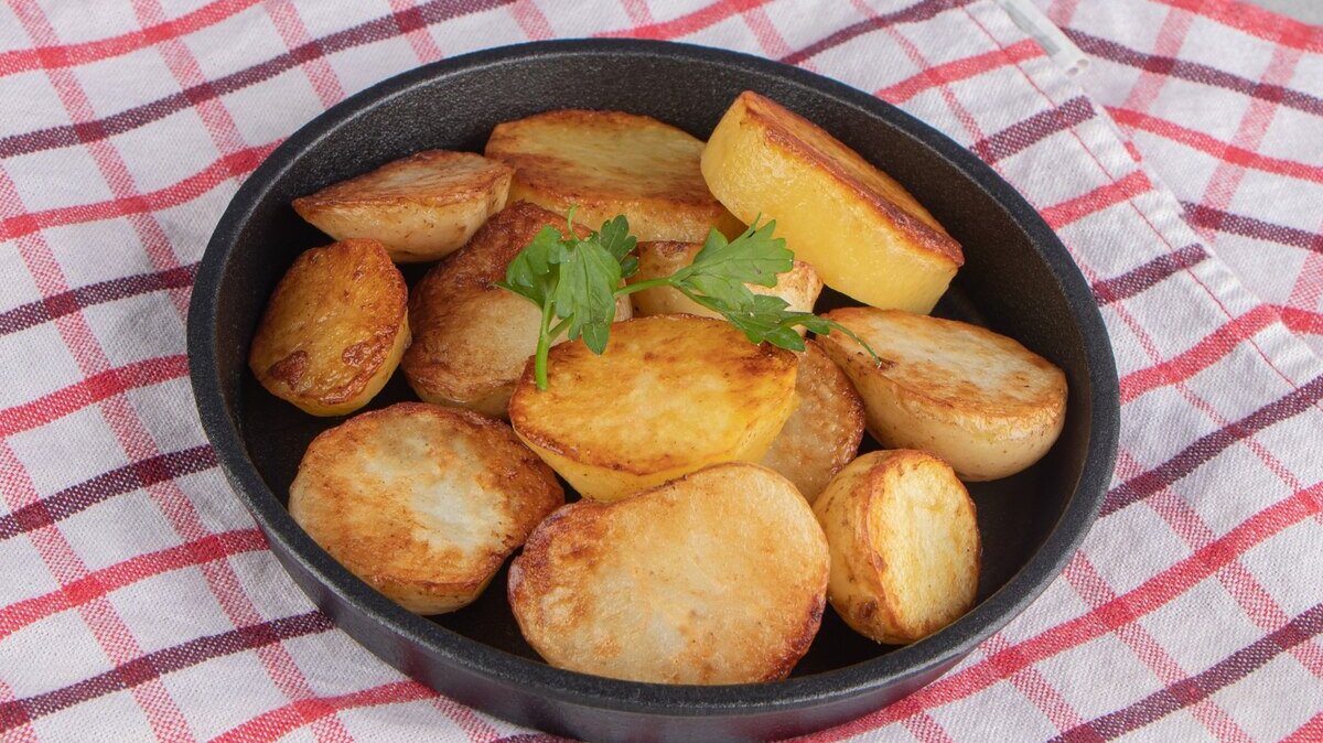 slices-fried-potatoes-black-plate_114579-63448