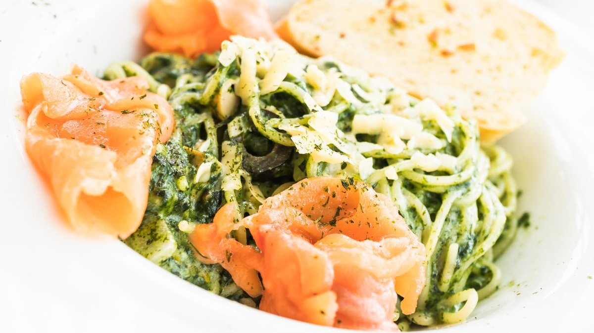 spaghetti-pesto_74190-517