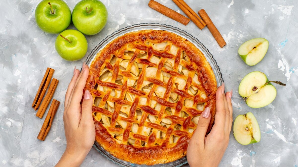 top-view-delicious-apple-cake-with-fresh-green-apples-cake-biscuit-fruit_140725-22448