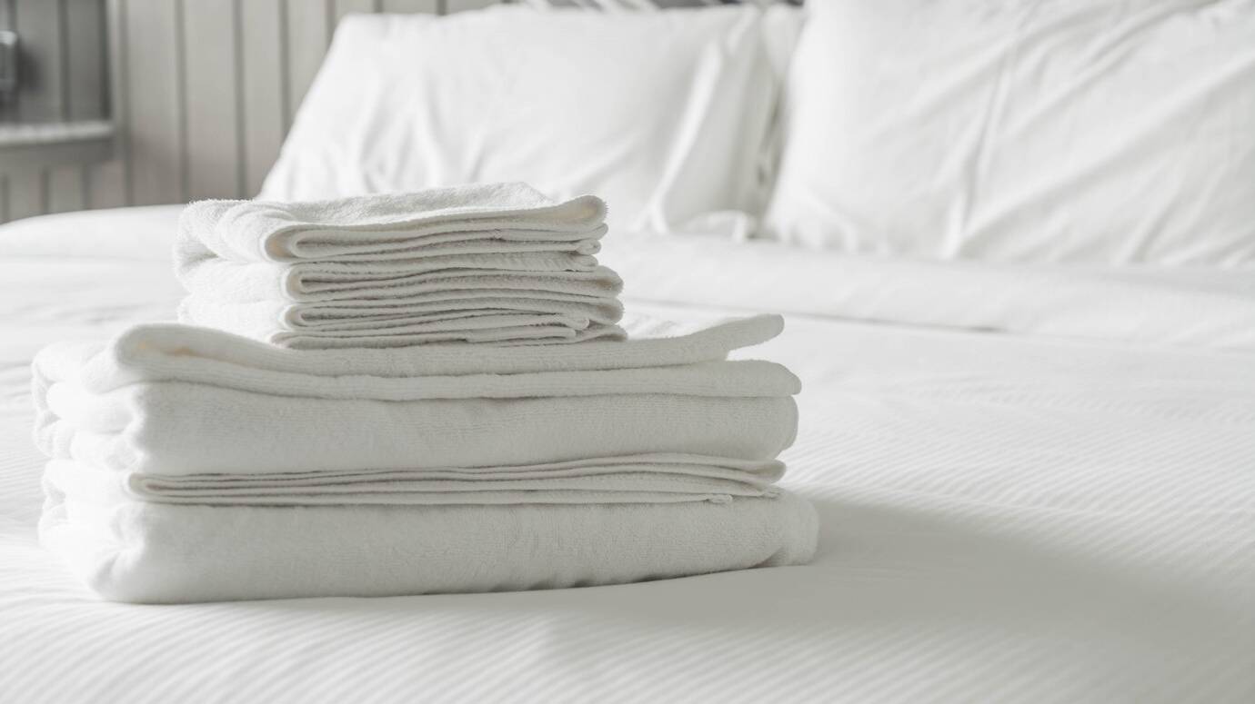 white-towel-bed-decoration-bedroom-interior_1339-7131