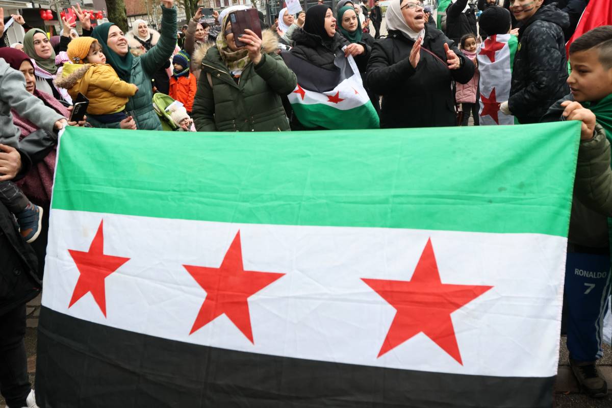Люди с флагами празднуют падение сирийского режима Асада на митинге 08 декабря 2024 года, Люди с флагами