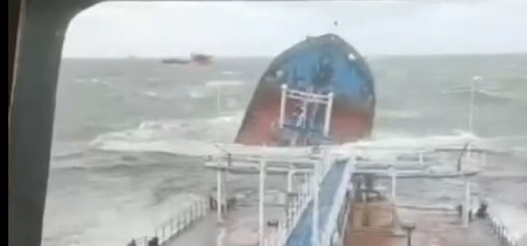 2 танкера столкнулись в Керченском проливе, 1 моряк погиб 2 танкера столкнулись в Керченском проливе, 1 моряк погиб