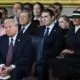 А мы нашли фото, где у самого Трампа руки сложены в масонский знак. Ну и колоритная Мелания тут же.