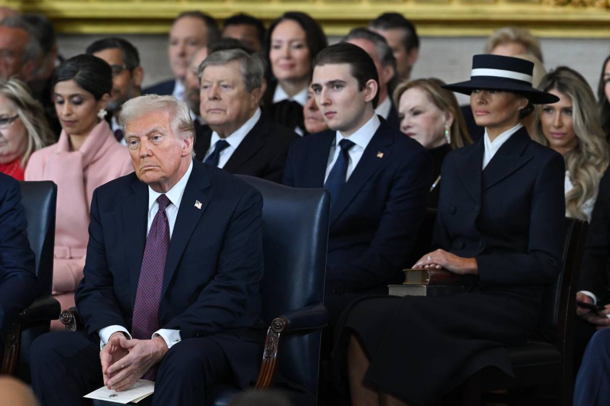 А мы нашли фото, где у самого Трампа руки сложены в масонский знак. Ну и колоритная Мелания тут же. А мы нашли фото, где у самого Трампа руки сложены в масонский знак. Ну и колоритная Мелания тут же.