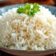вареный рассыпчатый рис на тарелке