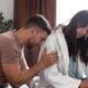 мужчина просит прощения у обиженной женщины