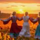 Русские люди водят хоровод