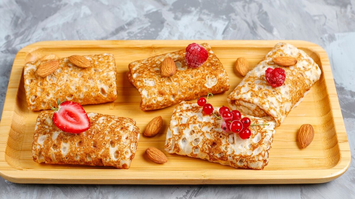 русская кухня ажурные блины с ягодами и орехами