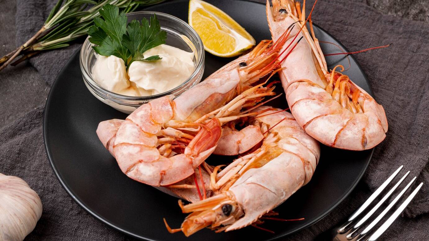 морепродукты креветки с соусом и лимоном