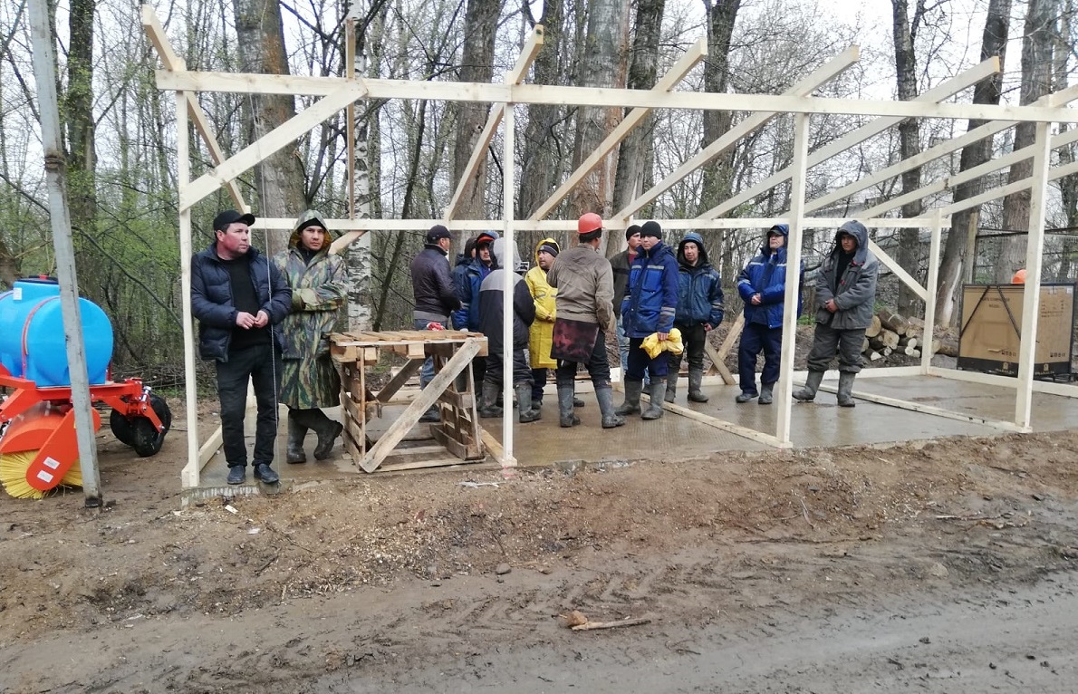 Мигранты в Череповце на Октябрьской набережной Мигранты в Череповце на Октябрьской набережной