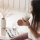 девушка нюхает ароматическую свечу